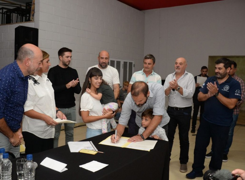 Ms de 400 familias de Olavarra firmaron escrituras
